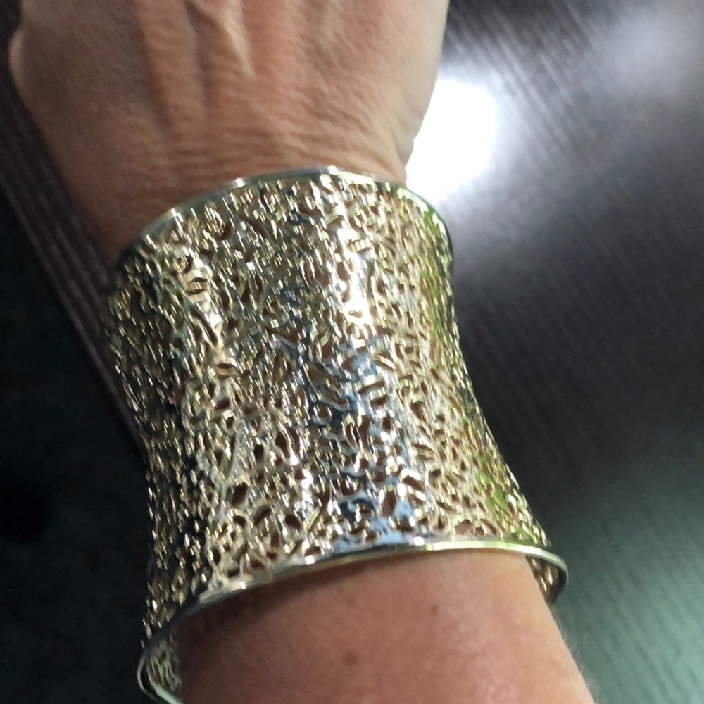 Kendra Scott gold cuff bracelet